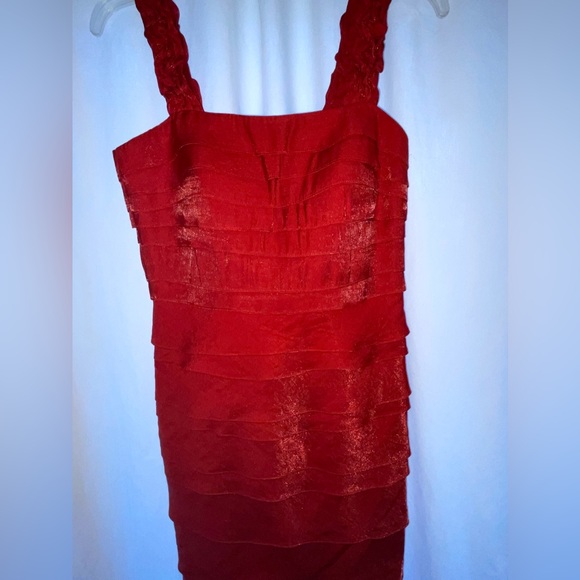 Flattering fancy short red dress with a slight shimmer. Size 4 - Picture 2 of 4